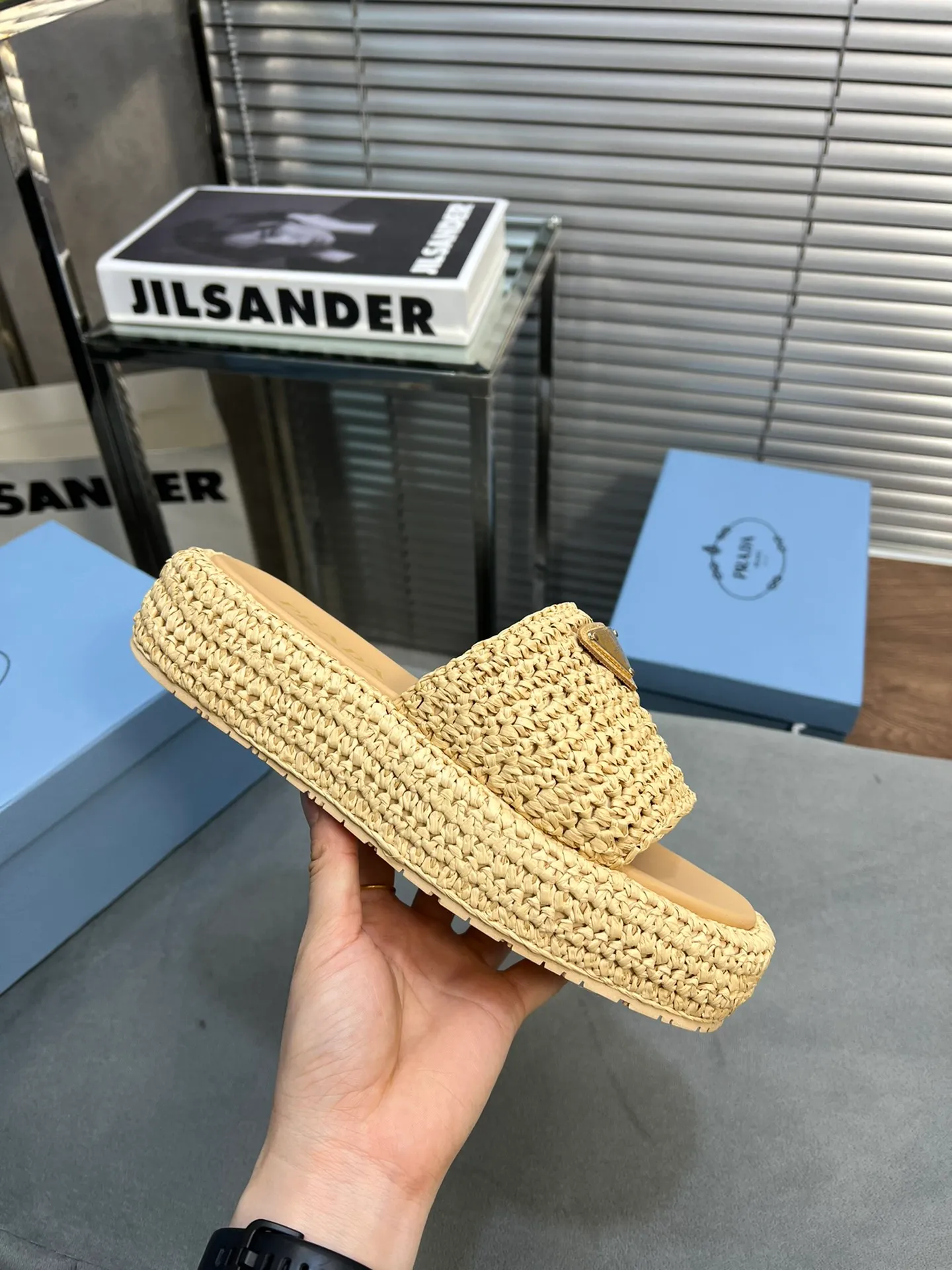 👟👟Ex-factory price 420👟👟 Prada’s new woven shoes and straw slippers! This year's popular straw series, lazy people's must-have slippers, look so good on your feet! ●Material: original uniform grass weave ●Inner padding: sheepskin lining ●Outsole: rubber outsole ●Number of yards: 35～40 (40 41 customized)